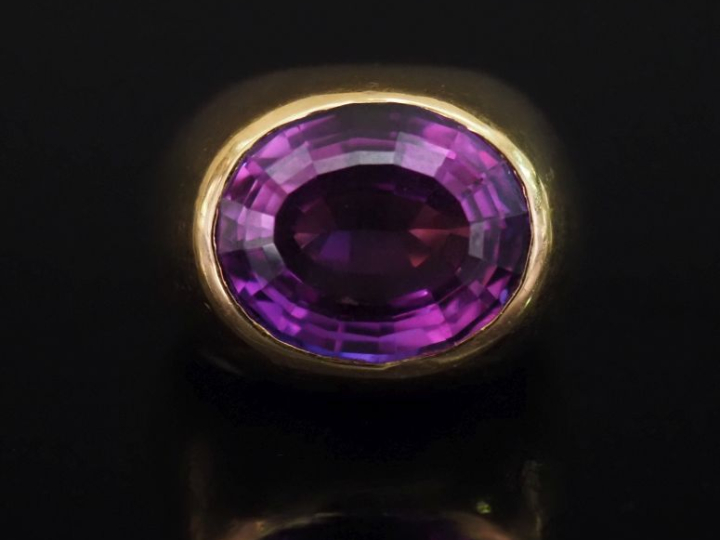Bague dôme en or jaune 750, ornée en son centre d'une améthyste (?) se