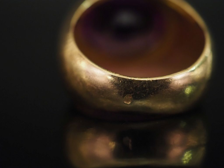 Bague dôme en or jaune 750, ornée en son centre d'une améthyste (?) se