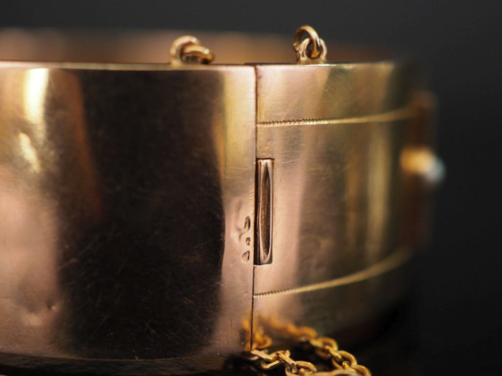 Bracelet manchette Napoléon III en or jaune 750, à décor gravé de moti