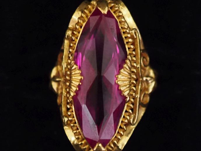 Bague de forme marquise en or jaune 750, sertie en son centre d'une pi