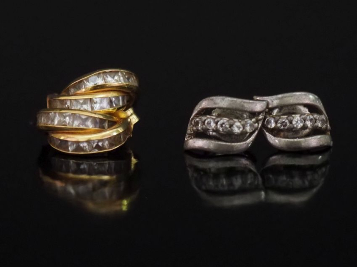 Ensemble comprenant :  - une paire de demi créoles en or jaune 750, à 