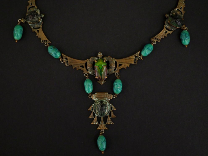 Collier néo égyptien en métal et pierres dures, à décor de scarabées. 