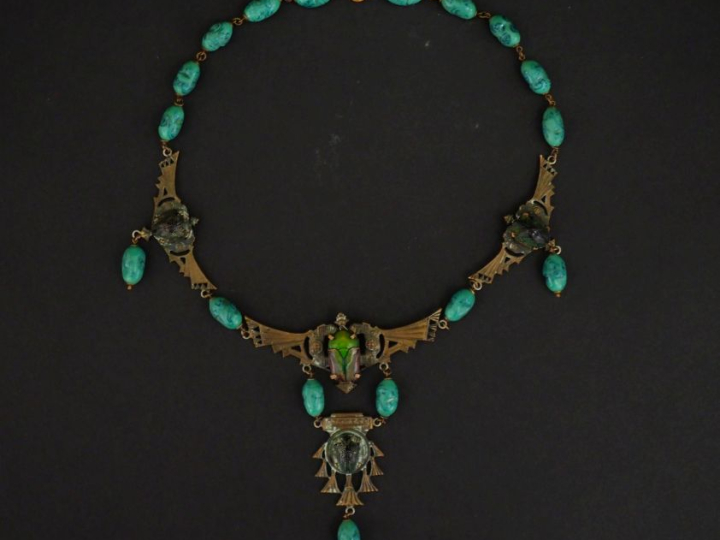 Collier néo égyptien en métal et pierres dures, à décor de scarabées. 