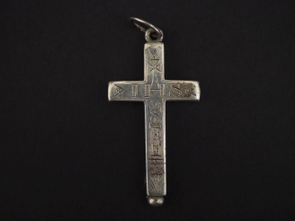 Vente aux enchères Croix de berceau en argent, à décor gravé.  6 x 3,2 cm Poids. 20,19 g 