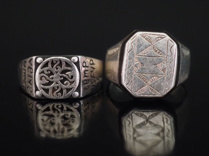 Deux différentes bagues de forme chevalière en argent, à décor abstrai