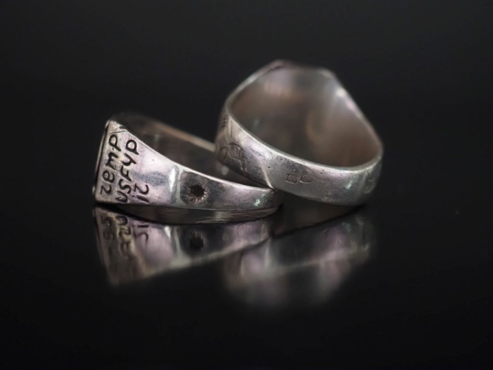 Deux différentes bagues de forme chevalière en argent, à décor abstrai
