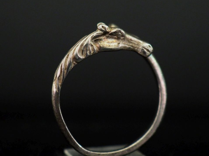 Bague en argent en forme de cheval. TDD. 54 Poids. 2,71 g   