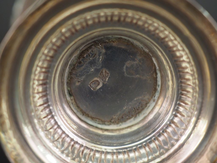 Importante timbale Restauration de forme tulipe en argent 950, poinçon