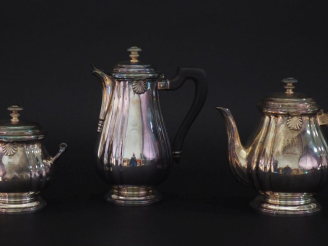 Vente aux enchères Service à thé et à café trois pièces en argent 925, poinçon Minerve, à