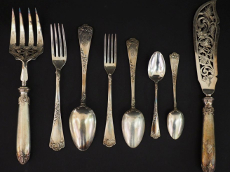 Vente aux enchères Partie de ménagère de style rocaille en argent 925, poinçon Minerve, m
