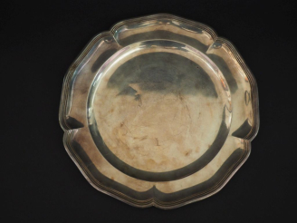 Vente aux enchères Plat rond de style Louis XV en argent 925, poinçon Minerve, modèle à f