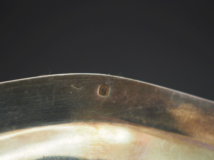 Plat rond de style Louis XV en argent 925, poinçon Minerve, modèle à f