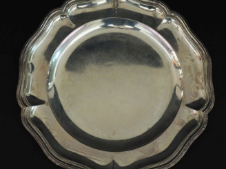 Vente aux enchères Plat rond de style Louis XV en argent 925, poinçon Minerve, modèle à f