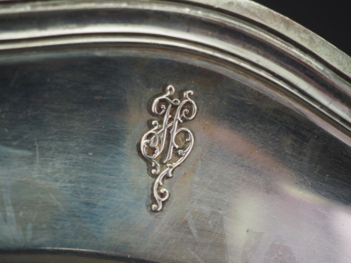 Plat rond de style Louis XV en argent 925, poinçon Minerve, modèle à f