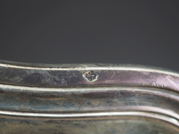 Plat rond de style Louis XV en argent 925, poinçon Minerve, modèle à f