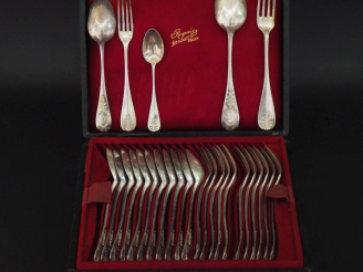 Vente aux enchères Partie de ménagère de style Louis XV en argent 925, poinçon Minerve, m