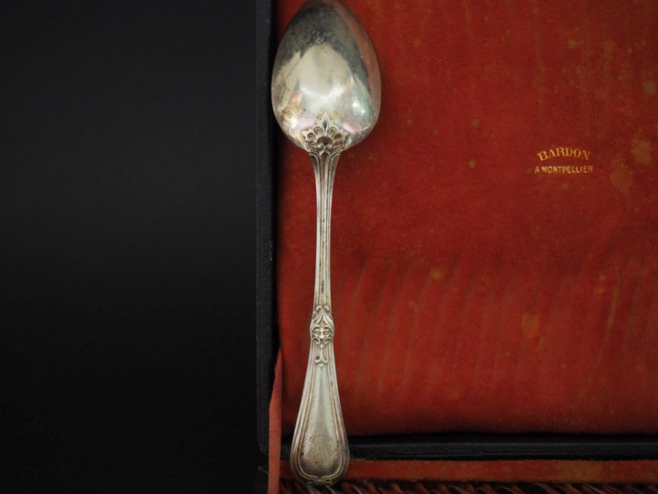 Suite de douze grands couverts en argent 925, poinçon Minerve, à décor