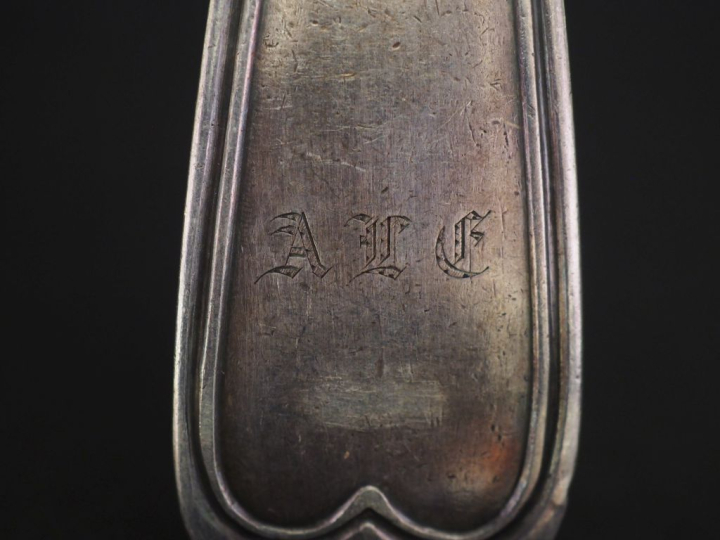 Grande louche en argent 925, poinçon Minerve, modèle à filet.  Monogra