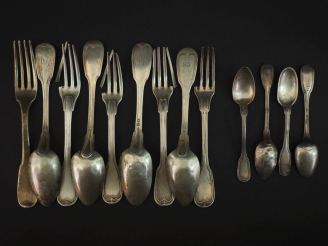 Vente aux enchères Ensemble comprenant cinq fourchettes, quatre cuillères et quatre petit