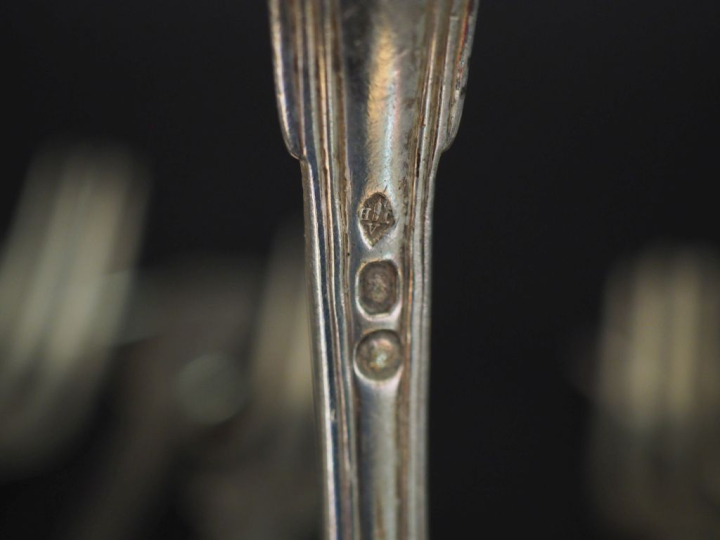 Ensemble comprenant cinq fourchettes, quatre cuillères et quatre petit