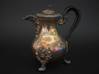 Vente aux enchères Cafetière tripode de style Louis XV en argent 925, poinçon Minerve, à 