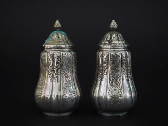 Vente aux enchères Paire de salerons en argent belge 800, à décor de rinceaux feuillagé. 