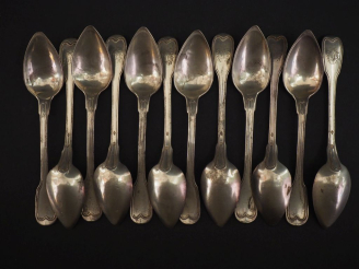 Vente aux enchères Suite de douze petites cuillères en argent 925, poinçon Minerve, modèl