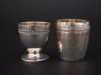 Vente aux enchères Ensemble comprenant un coquetier et une timbale de style Louis XVI en 