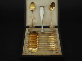 Vente aux enchères Suite de douze cuillères à thé de style Louis XVI en vermeil 925, poin
