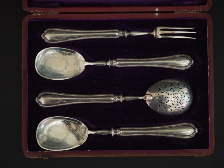 Nécessaire à douceur quatre pièces de style Louis XVI en argent et arg