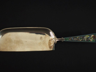 Vente aux enchères Pelle de table en argent étranger et émail polychrome, à décor de rinc