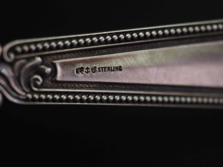 Pelle de table en argent étranger et émail polychrome, à décor de rinc