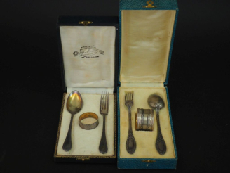 Vente aux enchères Ensemble comprenant :  - un couvert de naissance de style Louis XVI en