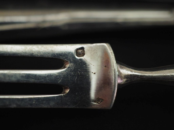 Ensemble comprenant :  - une pince à sucre de style Art déco en argent