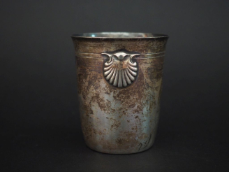 Vente aux enchères Timbale de forme tulipe en argent 925, poinçon Minerve, à décor de coq