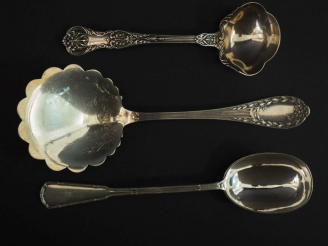 Vente aux enchères Ensemble comprenant : - une pelle à fraise de style Louis XVI en argen