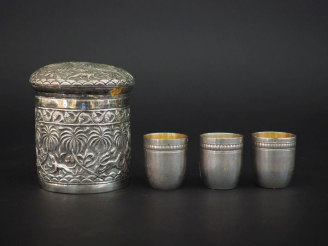 Vente aux enchères Suite de trois verres à liqueur en argent et vermeil 925, poinçon Mine