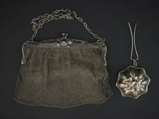 Vente aux enchères Ensemble comprenant :  - une minaudière de style Art Nouveau en argent
