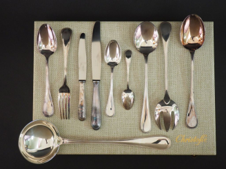 Vente aux enchères CHRISTOFLE, modèle Perle Partie de ménagère en métal argenté. Comprena