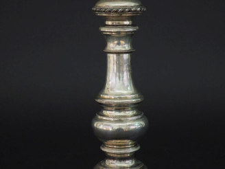 Vente aux enchères Poivrier en métal argenté italien.  H. 25,5 cm   