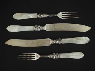 Vente aux enchères Suite de douze couteaux et fourchettes à dessert en métal argenté, man