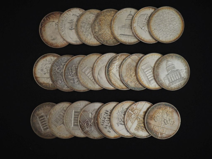 Ensemble comprenant vingt-quatre pièces de 100 Francs en argent, 1982 