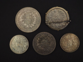 Vente aux enchères Ensemble comprenant :  - deux pièces de 100 Francs en argent, 1945 et 