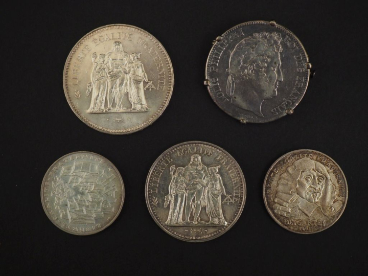 Ensemble comprenant :  - deux pièces de 100 Francs en argent, 1945 et 