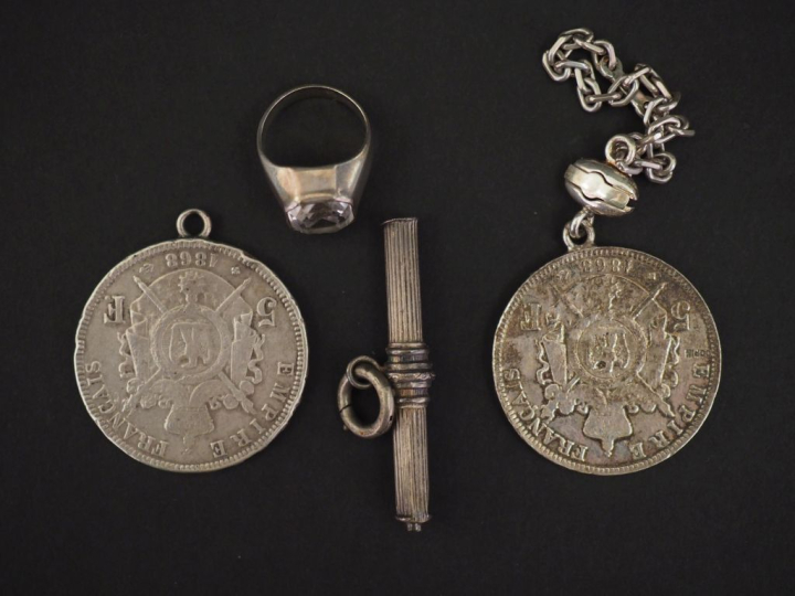 Ensemble comprenant :  - deux pièces de 5 Francs en argent, 1868.  L'u