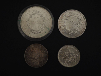 Vente aux enchères Ensemble comprenant :  - une pièce de 100 Francs en argent, 1985. - un