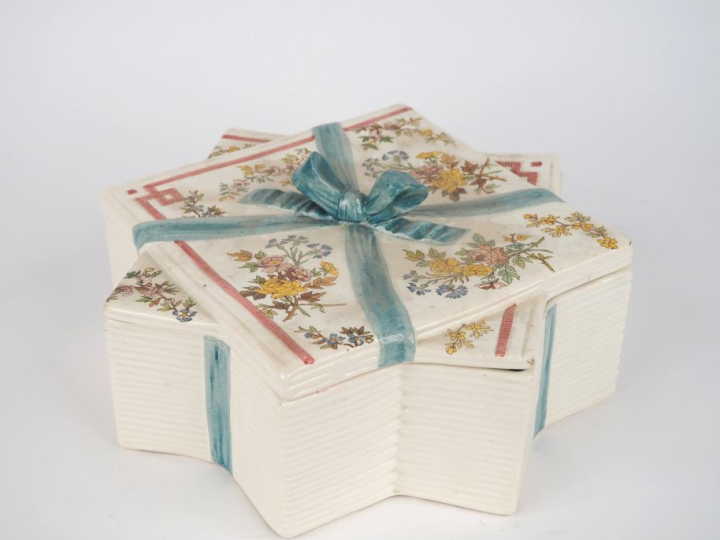 Oeufrier en céramique de Sarreguemines, en forme d'étoile, à décor de 