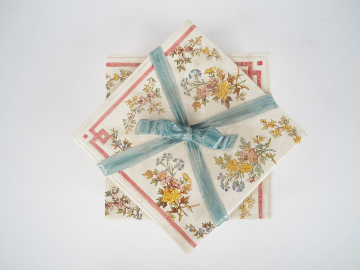 Oeufrier en céramique de Sarreguemines, en forme d'étoile, à décor de 