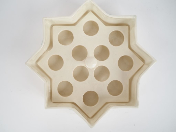 Oeufrier en céramique de Sarreguemines, en forme d'étoile, à décor de 
