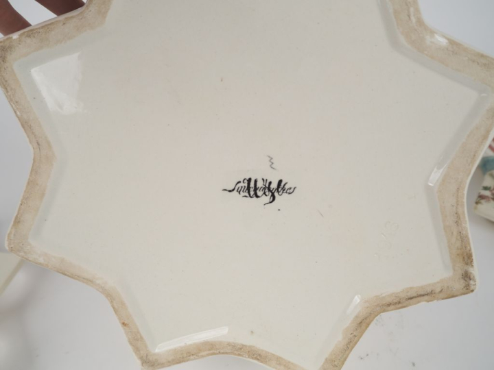 Oeufrier en céramique de Sarreguemines, en forme d'étoile, à décor de 